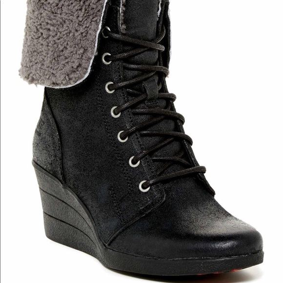***SOLD***Ugg Zea shearling lined wedge - Picture 3 of 7